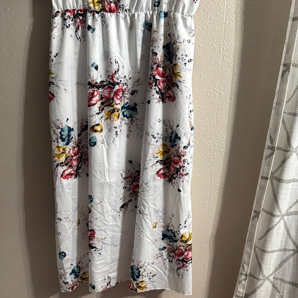Floral V-Neck Maxi Dress - Picture 6 of 7